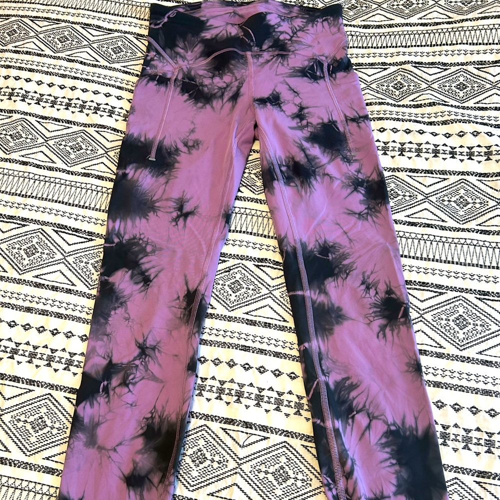 NWOT Lululemon Size 6 Seamless Leggings. Gorgeous purple and black color!